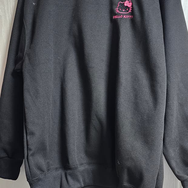 아베일 헬로키티 핑크자수 블랙 맨투맨