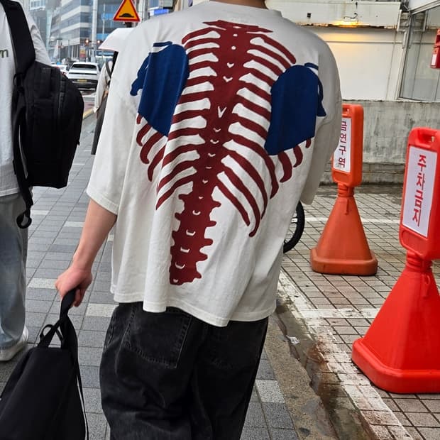 캐피탈 빅 포켓 티셔츠