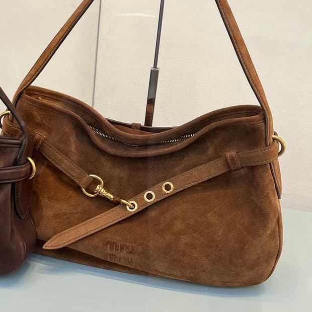 미우미우 아방뛰르 스웨이드 미디엄 