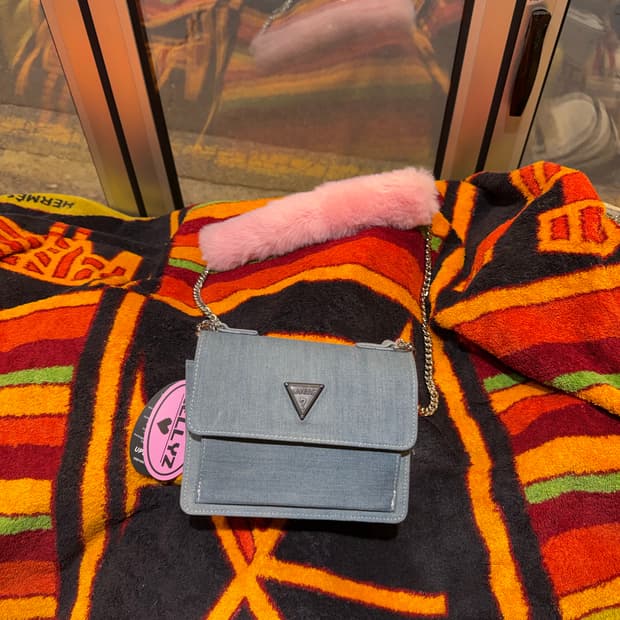 게스 데님 체인 미니 크로스백