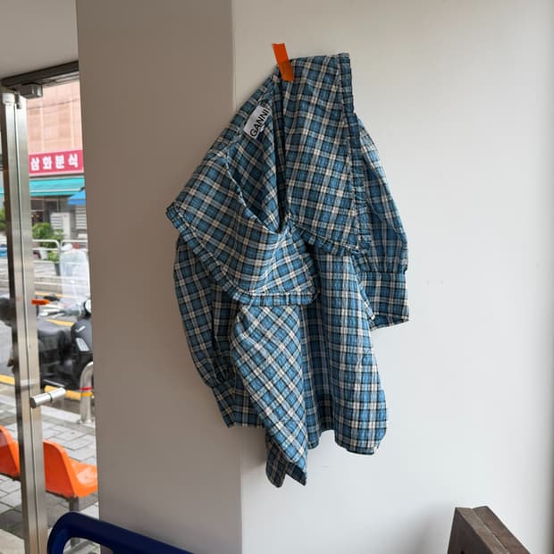 가니 시어서커 러플 블라우스