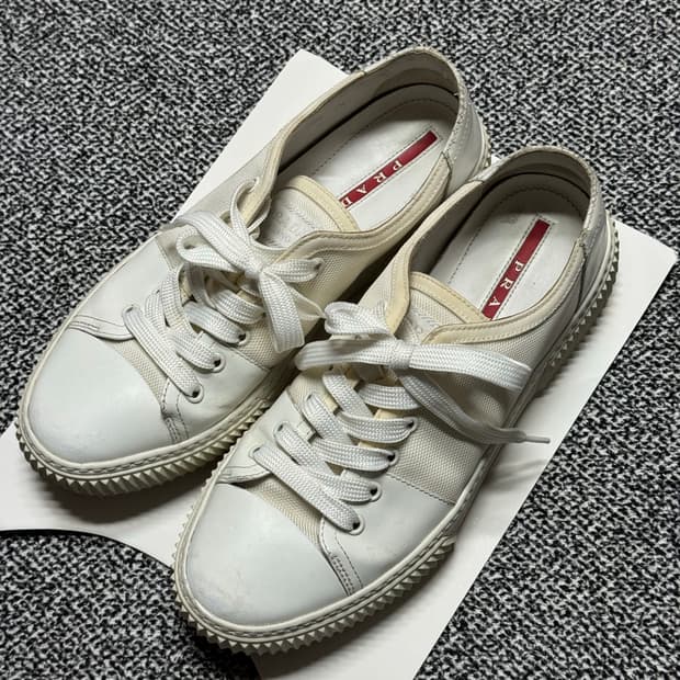 프라다 화이트스니커즈