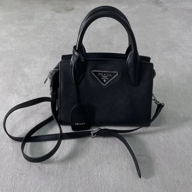 프라다 크리스틴 사피아노 도트백