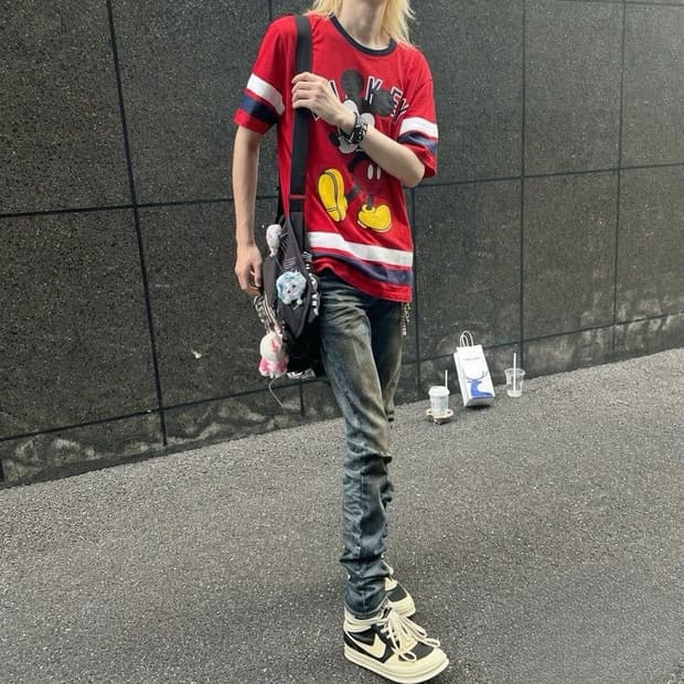 모델 송해나가 입은 펠틱스 x 디즈니미키져지 반팔