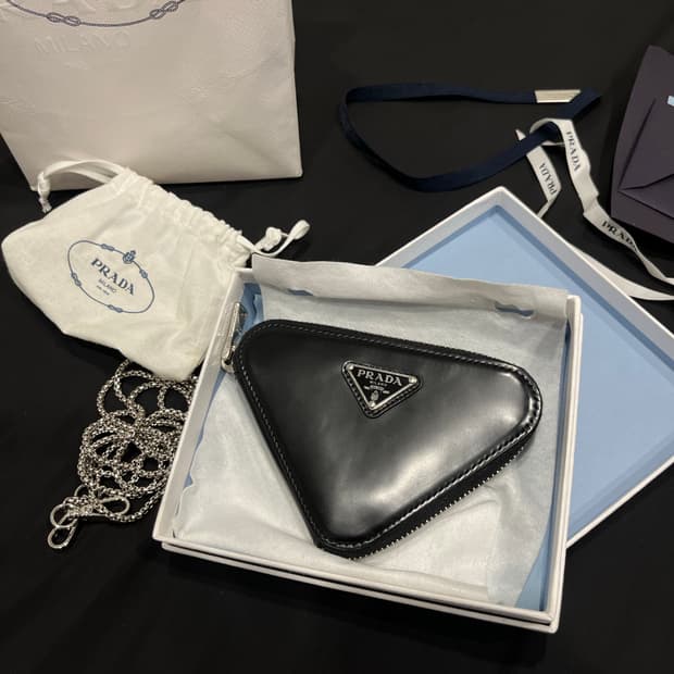 프라다 삼각로고 브러시드 레더 미니 삼각 파우치