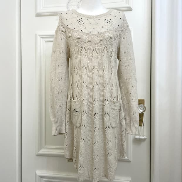 ivory embroidery point twist pocket swea