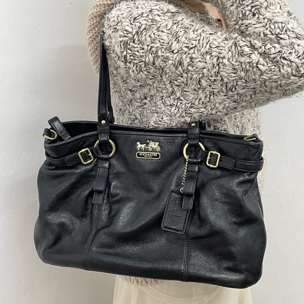 코치 블랙 레더 스트랩 숄더백