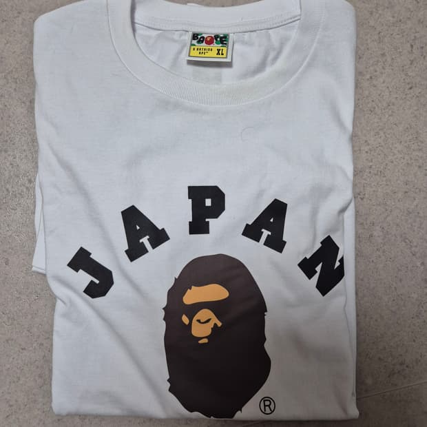 베이프 컬리지 티셔츠 화이트 (급처)