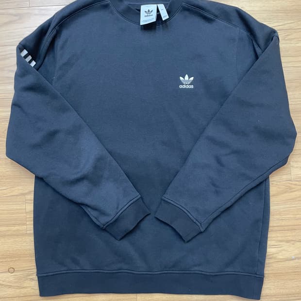 아디다스 TECH CREW 맨투맨 블랙 색상입니다. 2XL 사이즈로, 택