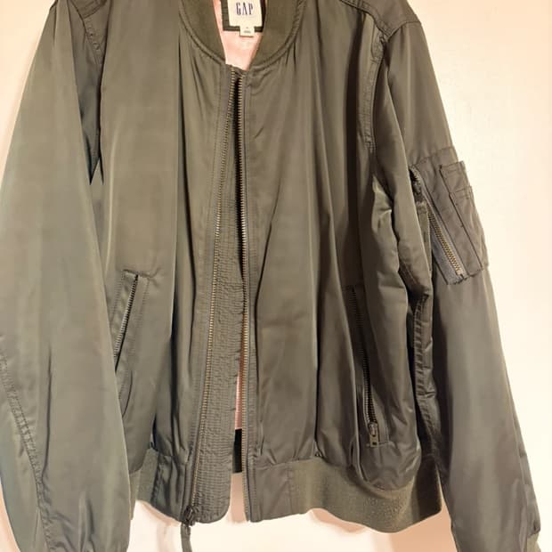 GAP의 카키색 항공 봄버 자켓 블루종 