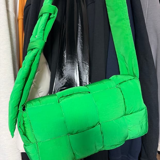 보테가베네타 패디드 백 패딩백 그린 팝니다