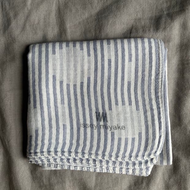 ISSEY MIYAKE 도트 스카프