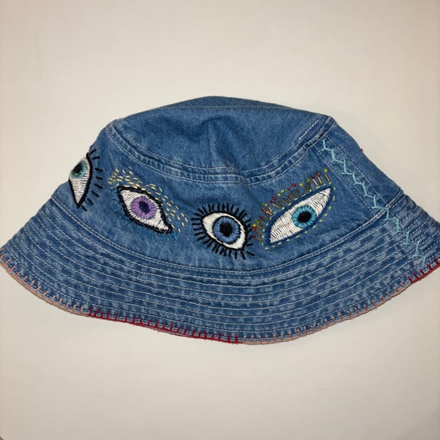 캐피탈 눈알 자수 버킷햇