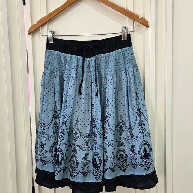 엑시즈팜(Axes Femme) 디즈니 앨리스 콜라보 스커트