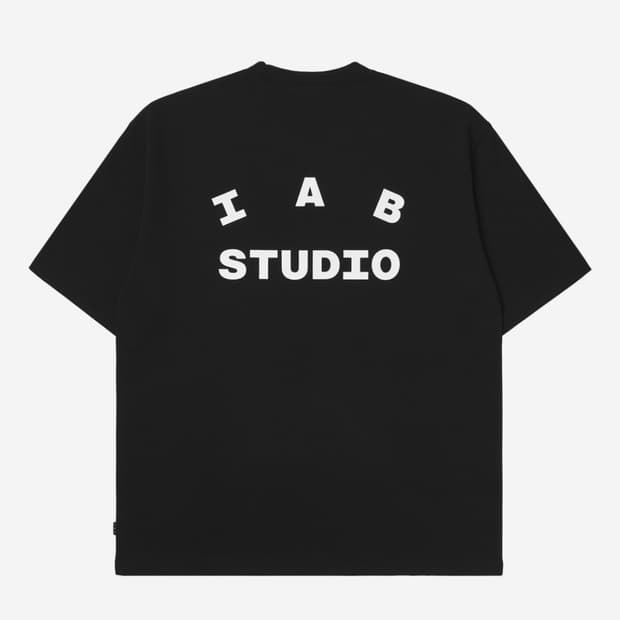 [L] 아이앱 스튜디오 백로고 반팔 블랙