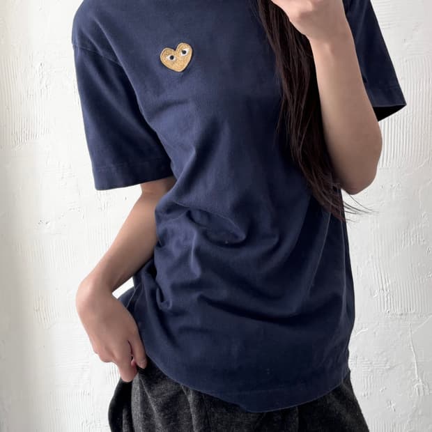 COMMEdesGARCONS 꼼데가르송 골드와펜 네이비컬러 티셔츠
