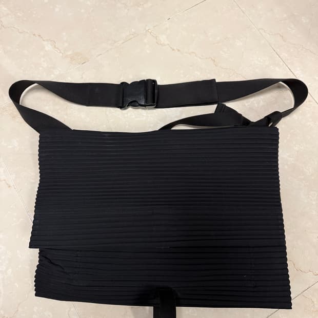ISSEY MIYAKE HOMME PLISSE CROSS BAG L