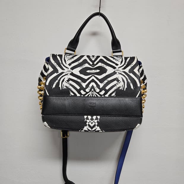 엠씨엠 MCM 펑키 지브라 스터드 케아나 보스턴백