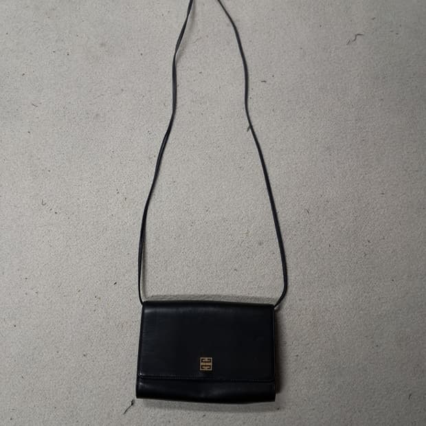 지방시(Givenchy)의 빈티지 블랙 가죽 숄더백