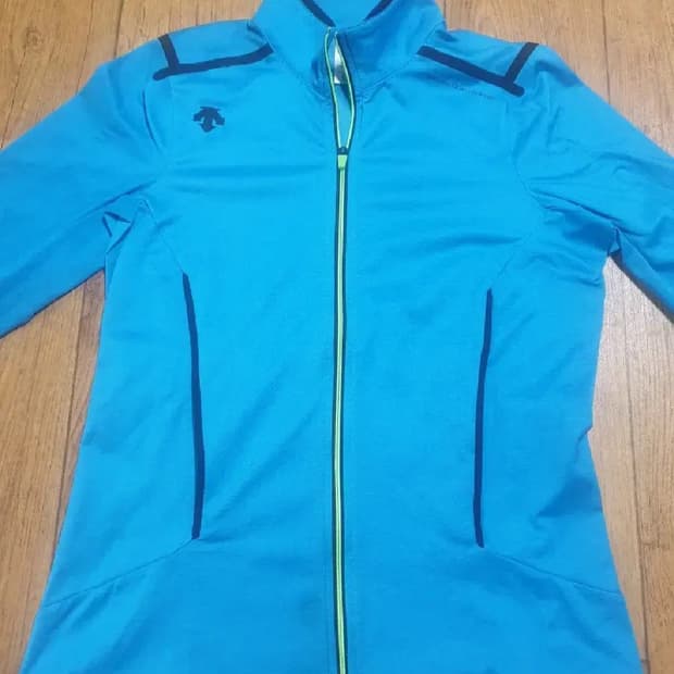 데상트 운동복 집업 90 사이즈입니다