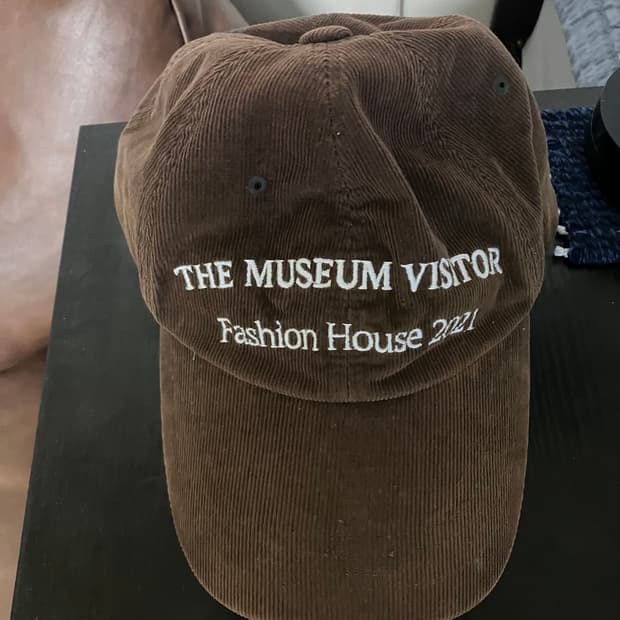 더뮤지엄비지터 캡