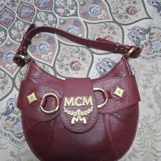 엠시엠가죽숄더백