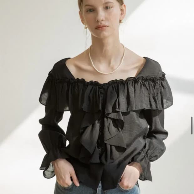 클렛 스퀘어 프릴 러플 블라우스 블랙