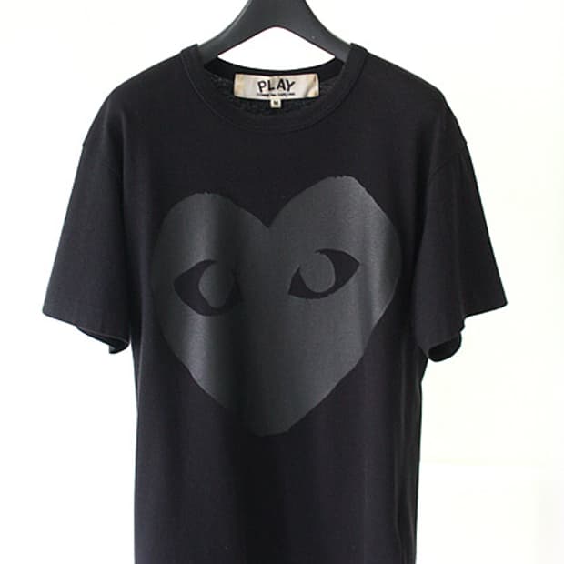 COMME DES GARCONS 플레이 꼼데가르송 빅하트 블랙 반팔티셔츠
