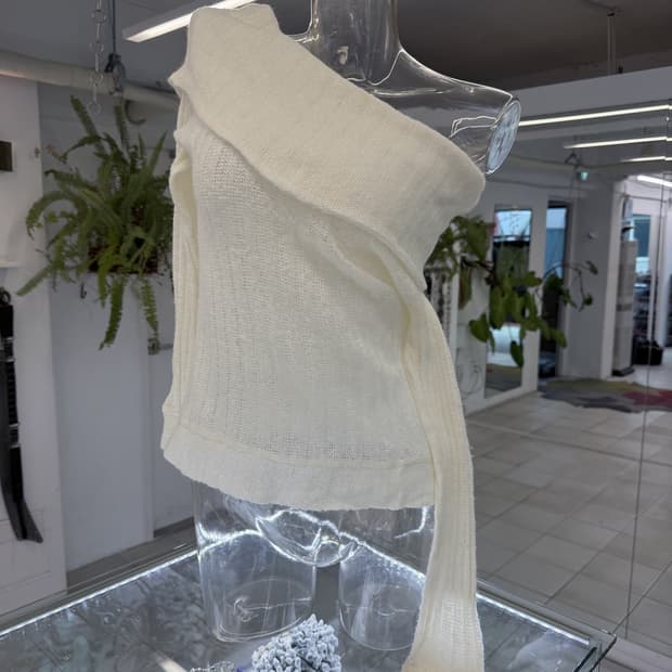 오프숄더 화이트 니트