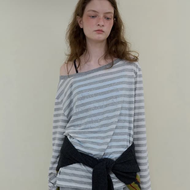 노컨텐츠 오프숄더 스트라이프 티