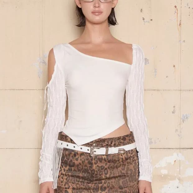 힐다 컷아웃 웨이브 슬리브 탑