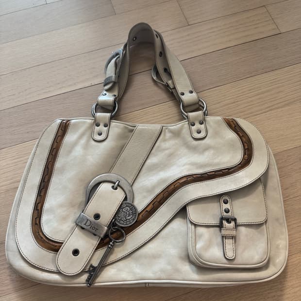 디올 가우초백 화이트