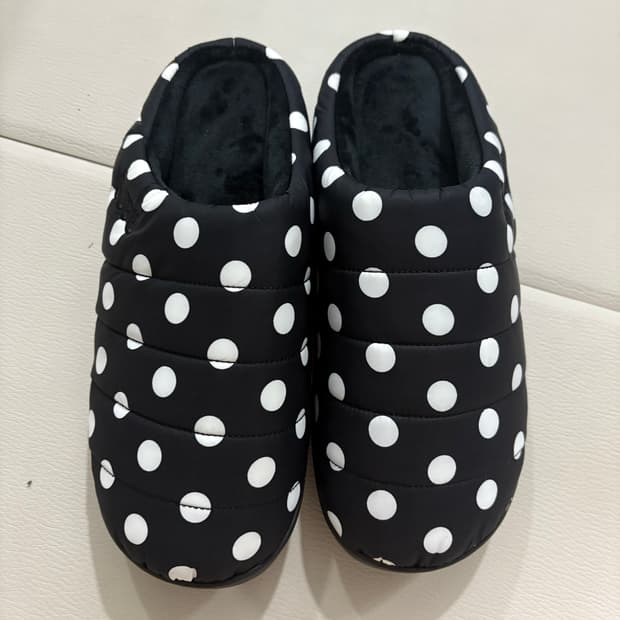 [1 사이즈] 새상품 SUBU 스부 도트 패딩 슬리퍼 240-255