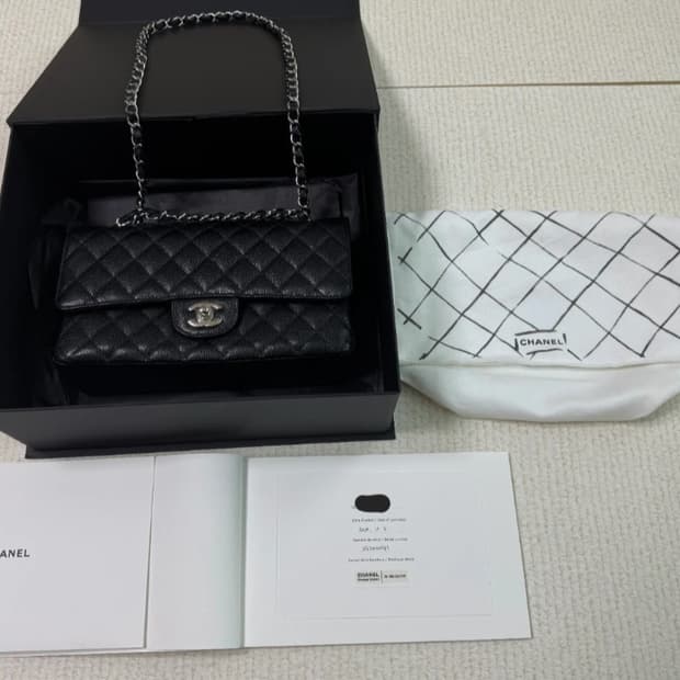(정품)샤넬 클래식 캐비어 미듐 은장