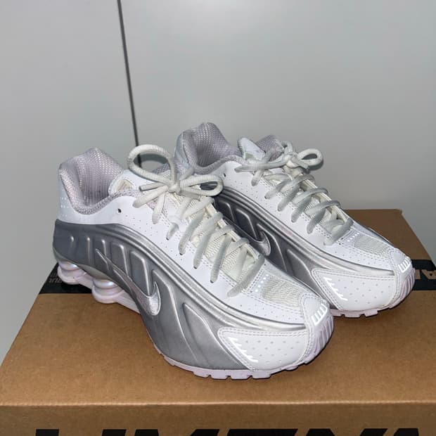 (W) 나이키 샥스 R4 화이트 앤 메탈릭 플래티넘