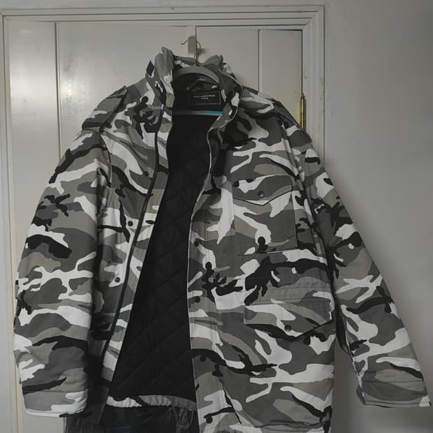 발렌시아가 오프숄더 오버사이즈 스노우 카모 파카 