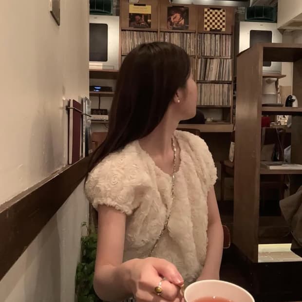 프릴리 로즈 퍼프 블라우스