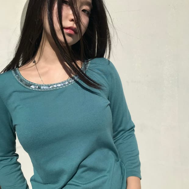 스팽글 디테일 롱슬리브