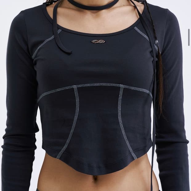 허그유어스킨 메탈로고 스카프 탑 챠콜