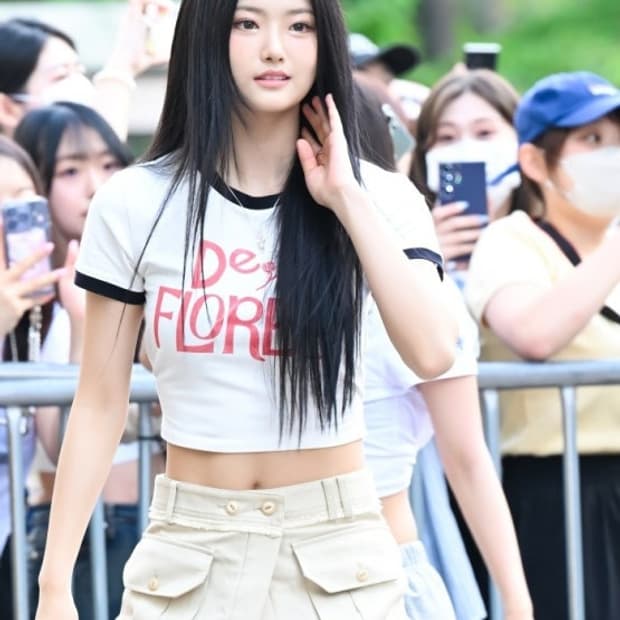 [아이돌 착용] RAIVE 레이브 백리스 De Flores 핫걸 티셔츠