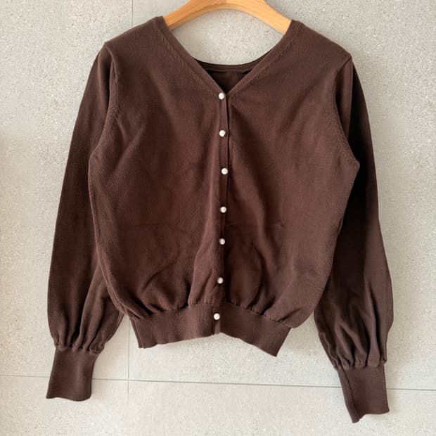 브라운 진주단추 가디건 니트 블라우스