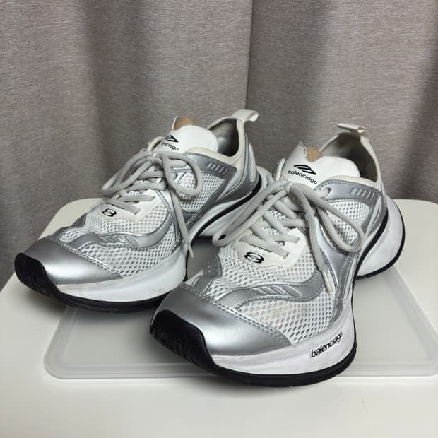 발렌시아가 서킷 스니커 화이트 실버 41사이즈