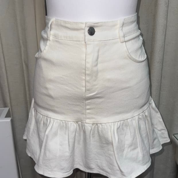White denim skirt