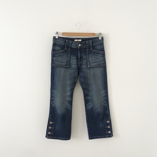 button capri jeans