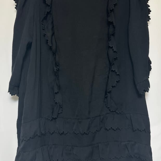 럭키슈에뜨 검정색 프릴 장식 원피스 