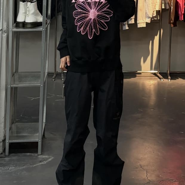 마르디메크르디 시그니처 플라워 블랙핑크 스웨트셔츠 A3525