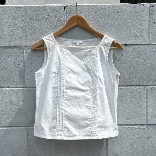 화이트 핀턱 슬리브리스 블라우스