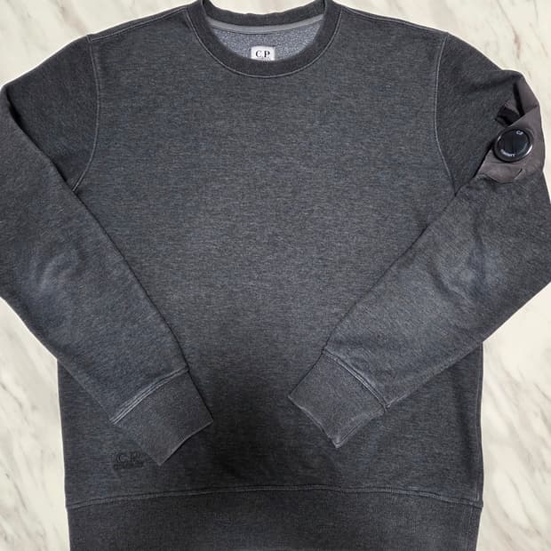 씨피컴퍼니 렌즈 크루넥 스웻 셔츠