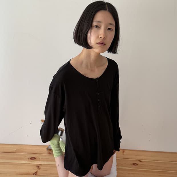 낫띵에브리띵 SUMMER HENLEY TEE IN BLACK