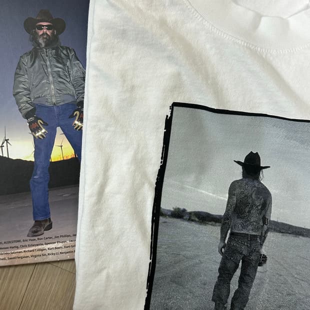 퍽트 티셔츠 및 쉘터 책